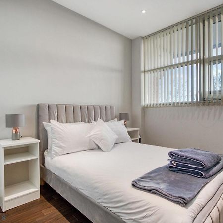 ロンドンCosy 1-Bed By Heathrow Airportアパートメント エクステリア 写真