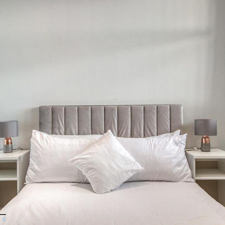ロンドンCosy 1-Bed By Heathrow Airportアパートメント エクステリア 写真